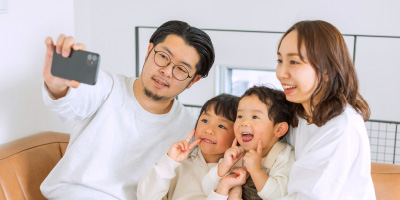 写真：家族でCNAサービスを利用しているイメージ