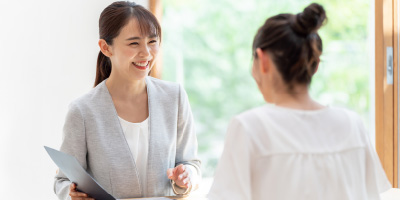 写真：お客様のご自宅にスタッフが訪問しているイメージ